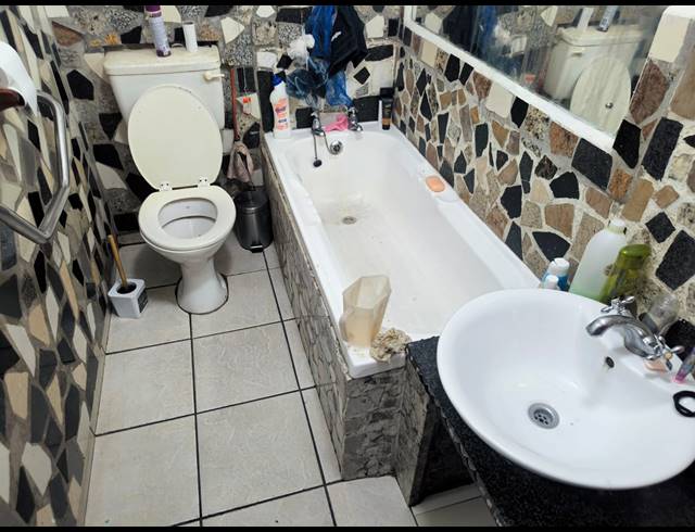 3 BEDROOM HOUSE FOR SALE IN LENTEGEUR